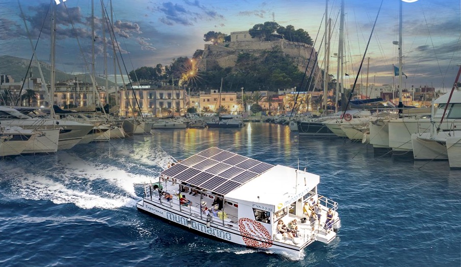 Ein „Aquabus“ wird den Hafen von Dénia mit vier Haltestellen befahren