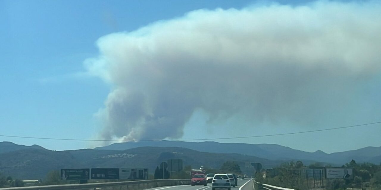 Das Feuer, das den Coll de Rates verwüstet, ist von der gesamten Marina Alta aus sichtbar