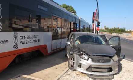 Erneut wird ein Auto in Dénia von einer Straßenbahn erfasst