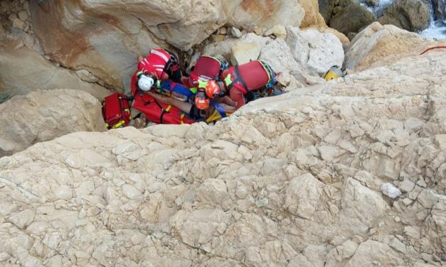 Evakuierung eines Mannes, der in Benitatxell von einer steilen Klippe gestürzt war