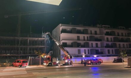 Die Sicherheitskonstruktion eines im Bau befindlichen Gebäudes stürzt ein und stößt auf das angrenzende Grundstück in Dénia